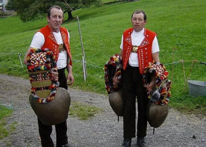 Modern Trifft Tradition Grabs